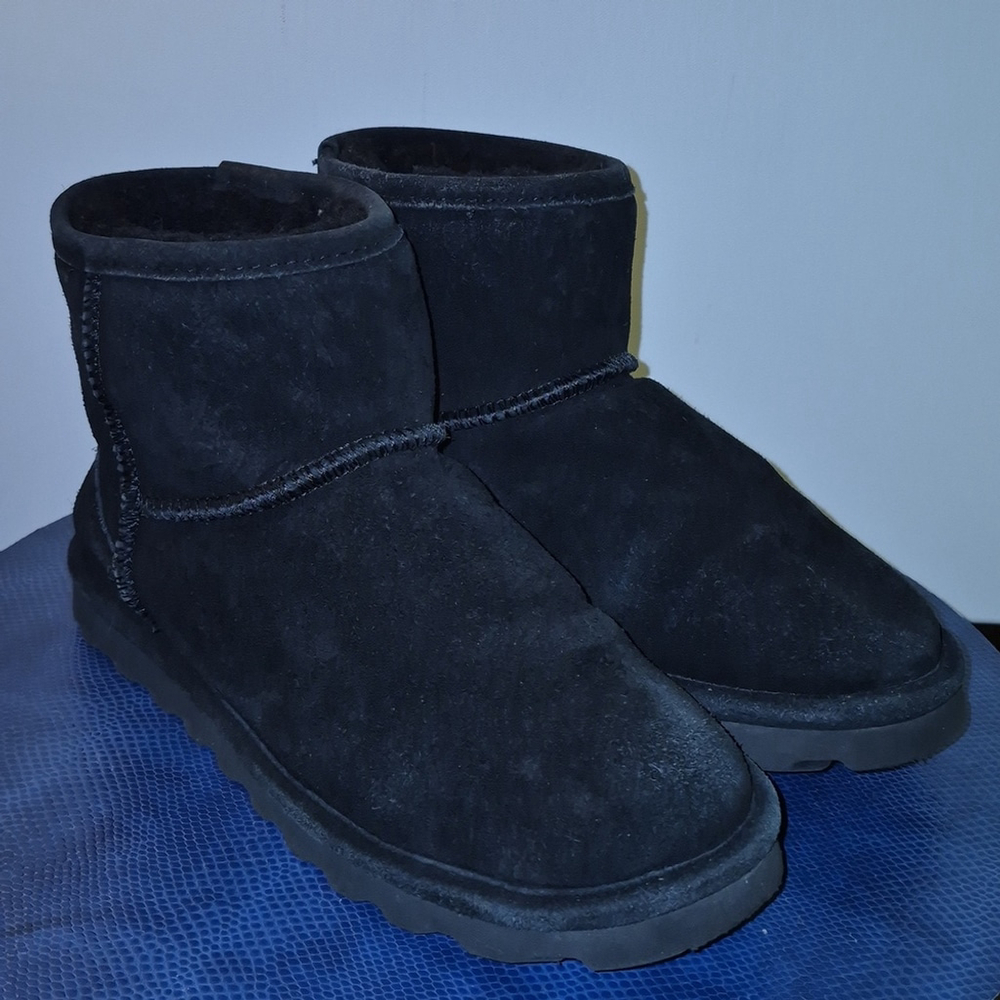 Bearpaw's "Alyssa" Ankle Boots sz. 7 (#1917) Black Suede & Shearling Lining.